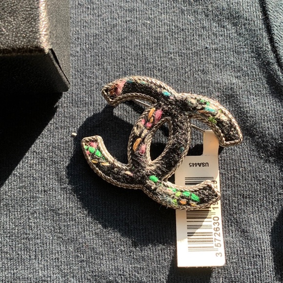 New CHANEL 🖤 Pin Brooch Silver Tone Black Pink Green Gray Blue Tan Tweed Thread - Picture 5 of 16